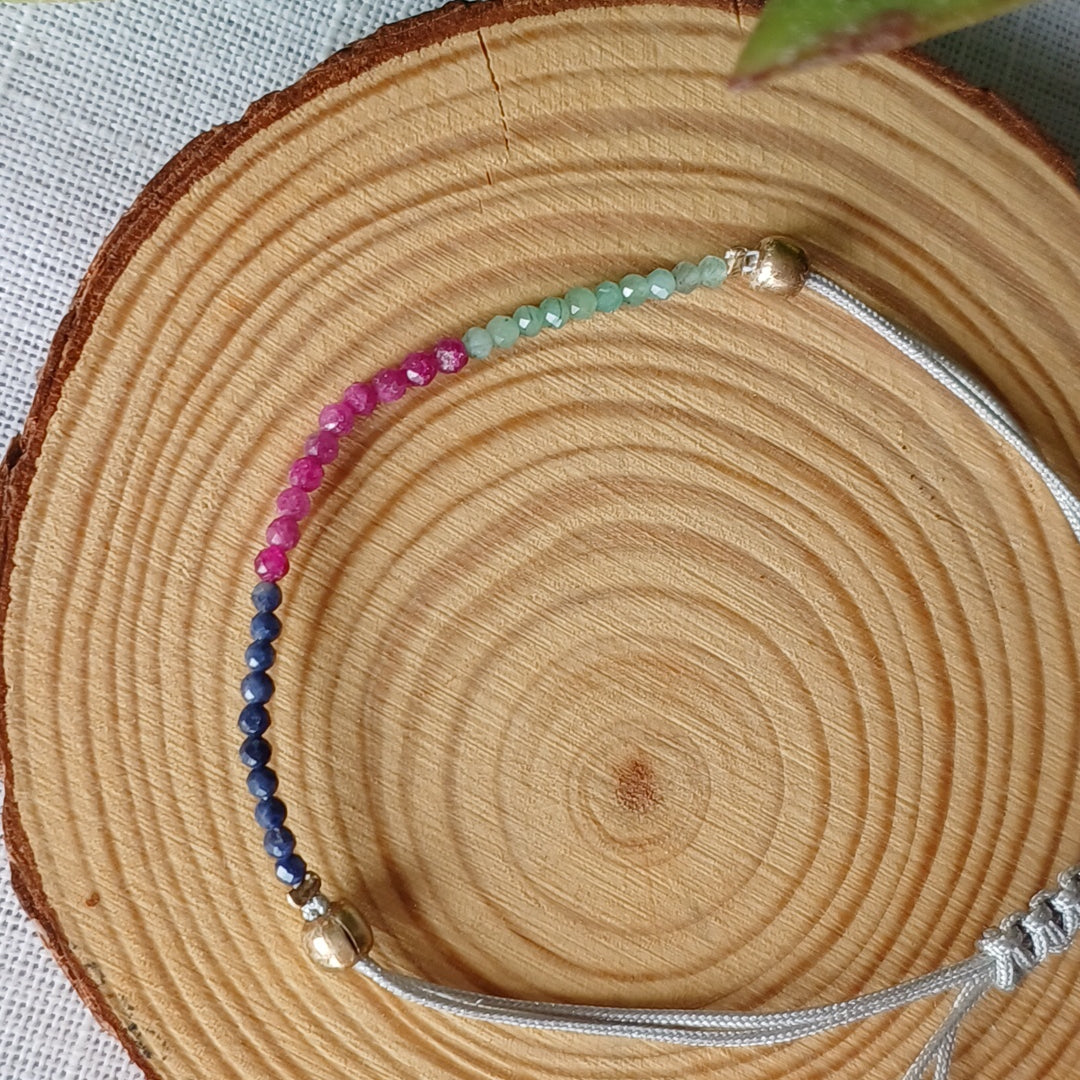 Pulseira em Macramé com Safira, Rubi e Esmeralda