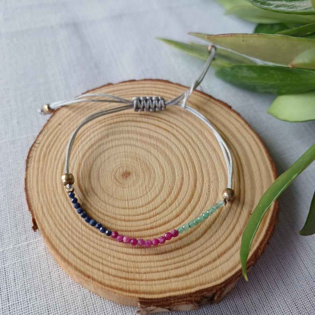 Pulseira em Macramé com Safira, Rubi e Esmeralda