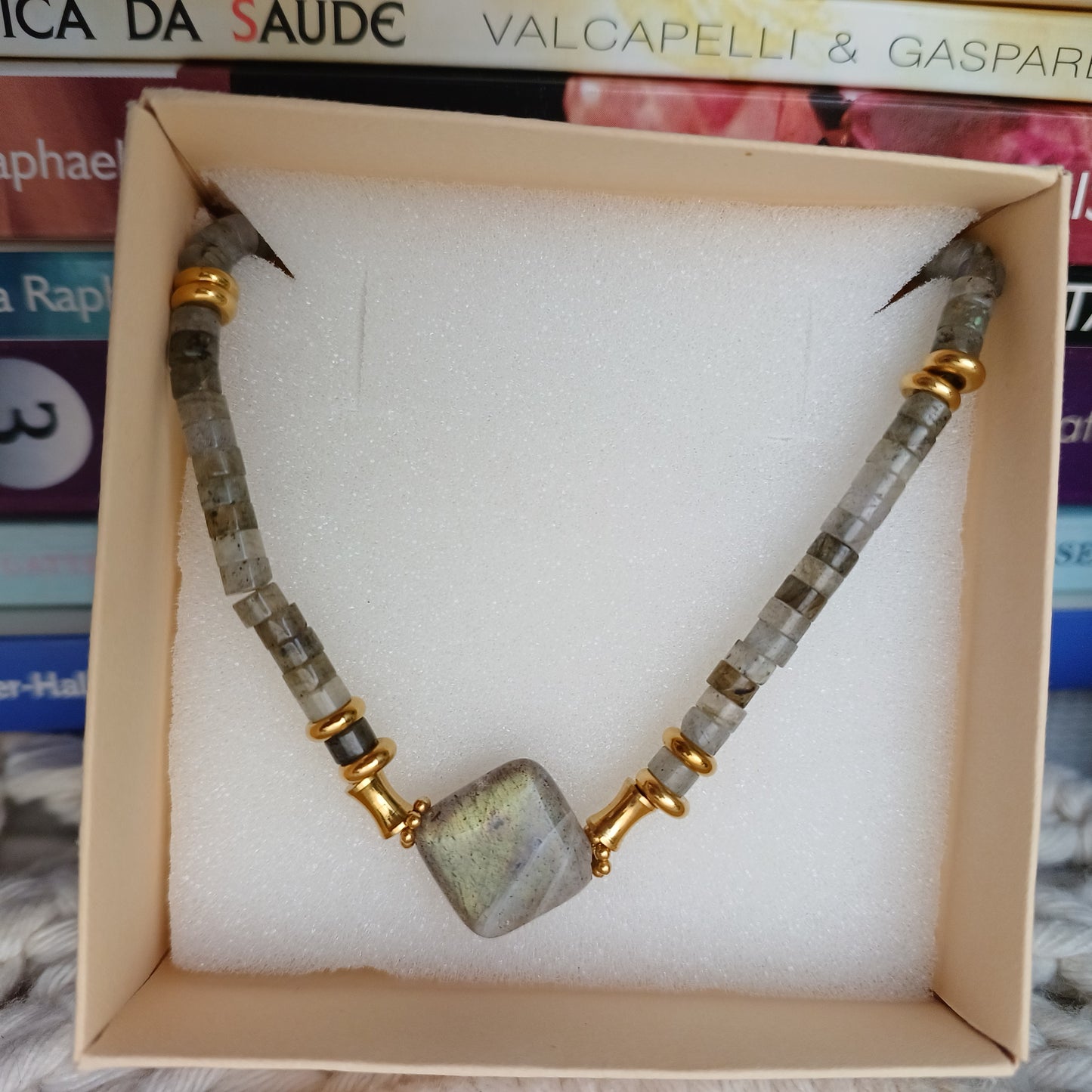 Gargantilha de Labradorite com elementos em aço inox