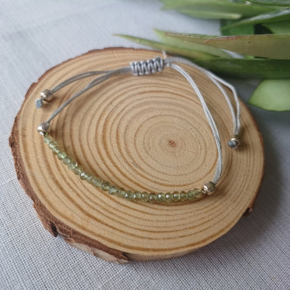 Pulseira em Macramé com Granada Verde (Uvarovite)