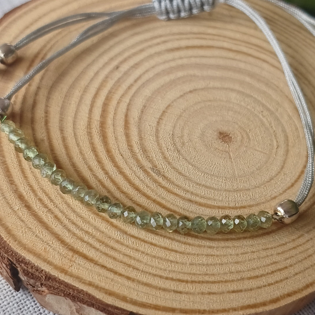 Pulseira em Macramé com Granada Verde (Uvarovite)