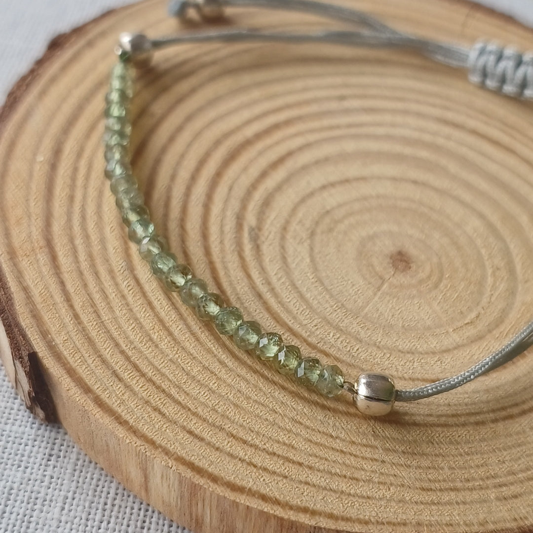 Pulseira em Macramé com Granada Verde (Uvarovite)