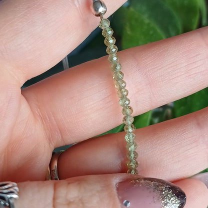 Pulseira em Macramé com Granada Verde (Uvarovite)