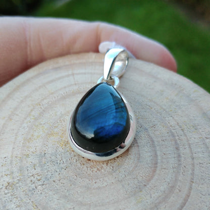 Silver Pendant with Labradorite