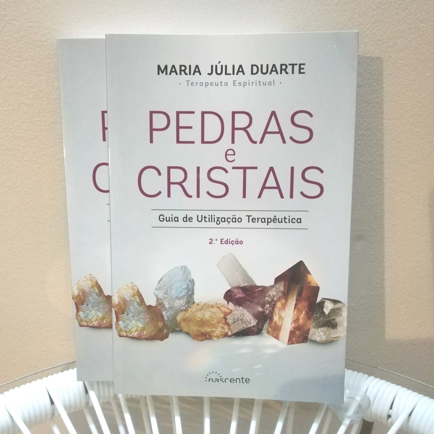"Pedras e Cristais - Guia de Utilização Terapêutica" de Maria Júlia Duarte